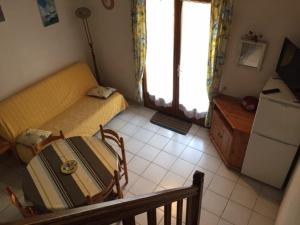 ル・バルカレスにあるVilla Port Barcarès, 3 pièces, 5 personnes - FR-1-81-414のベッドとテーブルが備わる小さな客室です。