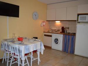 a kitchen with a table with chairs and a sink at Appartement Banyuls-sur-Mer, 1 pièce, 4 personnes - FR-1-225C-461 in Banyuls-sur-Mer
