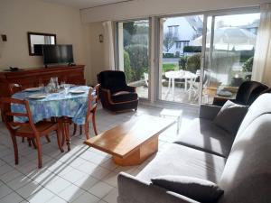 een woonkamer met een tafel en een bank bij Appartement Carnac, 3 pièces, 4 personnes - FR-1-477-142 in Carnac