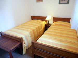 two beds sitting next to each other in a room at Appartement Carnac, 3 pièces, 4 personnes - FR-1-477-142 in Carnac