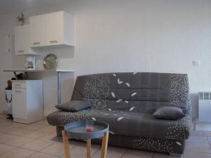 Appartement Saint-Cyprien, 2 pièces, 4 personnes - FR-1-225D-472 tesisinde bir oturma alanı