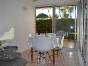 Restaurant o un lloc per menjar a Appartement Saint-Cyprien, 2 pièces, 4 personnes - FR-1-225D-472