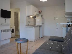 Appartement Saint-Cyprien, 2 pièces, 4 personnes - FR-1-225D-472 tesisinde mutfak veya mini mutfak