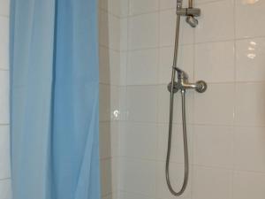 モンジェネヴルにあるAppartement Montgenèvre, 2 pièces, 4 personnes - FR-1-266-94のバスルーム(シャワー、シャワーカーテン付)が備わります。