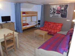 sala de estar con cama y sofá en Studio Montgenèvre, 1 pièce, 5 personnes - FR-1-266-85, en Montgenèvre