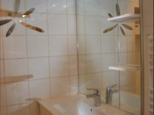 y baño con ducha, lavabo y espejo. en Studio Montgenèvre, 1 pièce, 5 personnes - FR-1-266-85, en Montgenèvre