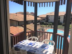 a balcony with a table and a view of a pool at Appartement Vieux-Boucau-les-Bains, 1 pièce, 4 personnes - FR-1-379-63 in Vieux-Boucau-les-Bains