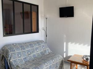 a room with a couch and a mirror and a table at Appartement Vieux-Boucau-les-Bains, 1 pièce, 4 personnes - FR-1-379-63 in Vieux-Boucau-les-Bains