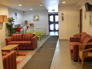 モンジェネヴルにあるAppartement Montgenèvre, 2 pièces, 4 personnes - FR-1-266-89のロビー(ソファ、椅子付)、待合室が備わります。