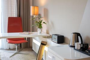 Příslušenství pro přípravu čaje a kávy v ubytování INNSiDE by Meliá Dresden
