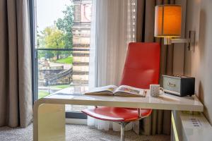 TV a/nebo společenská místnost v ubytování INNSiDE by Meliá Dresden