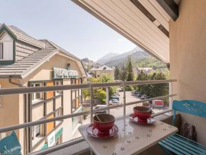 Zwei Tassen Kaffee stehen auf einem Tisch auf einem Balkon in der Unterkunft Appartement cosy avec balcon, parking privé et à 400m des télécabines – Centre-ville Briançon - FR-1-330C-19 in Briançon