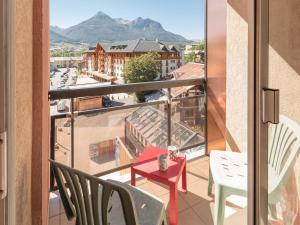 balcón con mesa, sillas y vistas a la ciudad en Appartement Briançon, 2 pièces, 4 personnes - FR-1-330C-20 en Briançon