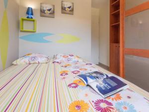 Un dormitorio con una cama con un libro encima. en Appart 2 pièces avec balcon, près des pistes - Briançon - FR-1-330C-20, en Briançon