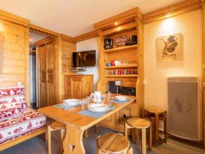 ヴァルモレルにあるAppartement Valmorel, 2 pièces, 5 personnes - FR-1-291-805のダイニングルーム(テーブル、ソファ付)