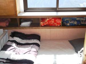 Forest des BaniolsにあるMaxi-studio 6 pers avec balcon sud, proche commerces et sports, accès pistes navette gratuite - FR-1-262-155の窓付きの二段ベッドの部屋のベッド