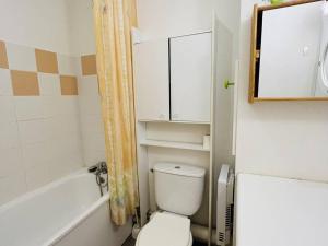 Kúpeľňa v ubytovaní Studio Cambo-les-Bains, 1 pièce, 4 personnes - FR-1-495-64
