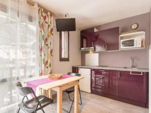 a small kitchen with a table and chairs in it at Appartement Briançon, 1 pièce, 3 personnes - FR-1-330C-21 in Briançon