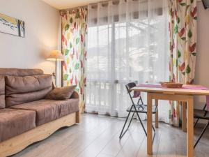 ein Wohnzimmer mit Sofa und Tisch in der Unterkunft Studio cosy avec coin nuit, proche télécabine et centre, parking - FR-1-330C-21 in Briançon
