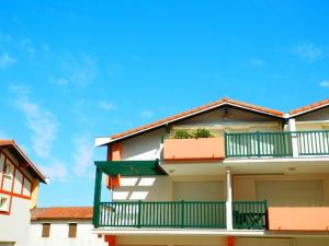老布科萊班的住宿－Appartement Vieux-Boucau-les-Bains, 3 pièces, 6 personnes - FR-1-379-28，白色的建筑,设有绿色的阳台和蓝色的天空