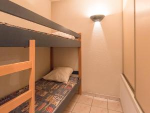 Appartement Briançon, 2 pièces, 4 personnes - FR-1-330C-24にある二段ベッド