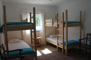 萨格里什普拉维达住宿加早餐旅馆的有四张双层床和一扇窗户的房间