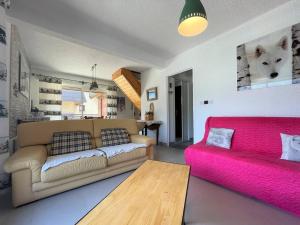- un salon avec un canapé et une table dans l'établissement Appartement Briançon, 3 pièces, 6 personnes - FR-1-330C-30, à Briançon