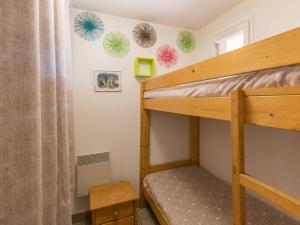 1 dormitorio con 2 literas y ventana en Appartement Briançon, 2 pièces, 6 personnes - FR-1-330C-13 en Briançon