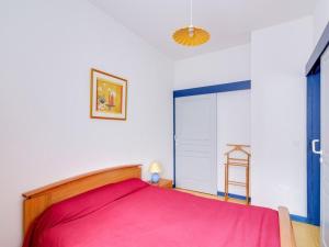 コトレにあるAppartement Cauterets, 2 pièces, 4 personnes - FR-1-401-1のベッドルーム1室(赤い毛布付きのベッド1台付)