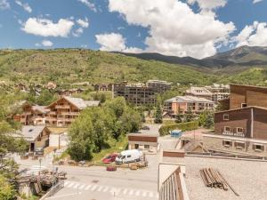 サン・シャフレにあるAppartement Saint-Chaffrey , 1 pièce, 4 personnes - FR-1-330E-41の山のある小さな町の空中風景