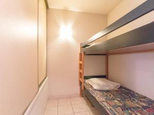 ブリアンソンにあるAppartement Briançon, 2 pièces, 6 personnes - FR-1-330C-16の小さなお部屋で、二段ベッド2組が備わります。