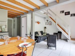 una cucina e un soggiorno con tavolo e sedie in legno di Chalet mitoyen 3 chambres, 60m², belle vue, 1km centre-ville, navette ski, parking, terrasse - FR-1-401-3 a Cauterets
