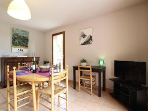 a dining room with a table and a television at Appartement La Salle-les-Alpes, 3 pièces, 7 personnes - FR-1-330F-22 in Serre Chevalier