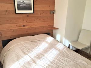 Tempat tidur dalam kamar di Appartement Briançon, 3 pièces, 8 personnes - FR-1-330C-84