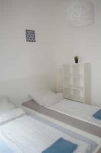 سرير أو أسرّة في غرفة في City Apartments Koblenz Altstadt