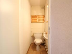 a small bathroom with a toilet and a sink at Appartement La Salle-les-Alpes, 3 pièces, 7 personnes - FR-1-330F-22 in Serre Chevalier