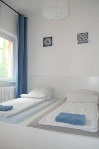 سرير أو أسرّة في غرفة في City Apartments Koblenz Altstadt