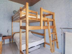 ラ・モンジーにあるAppartement La Mongie, 2 pièces, 6 personnes - FR-1-404-53のはしご付きの客室の木製二段ベッド1台分です。