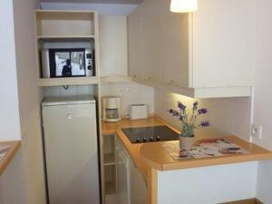 Appartement La Mongie, 2 pièces, 6 personnes - FR-1-404-56にあるキッチンまたは簡易キッチン