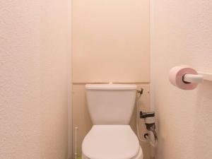 baño con aseo blanco y papel higiénico en Appartement Briançon, 2 pièces, 5 personnes - FR-1-330C-22 en Briançon