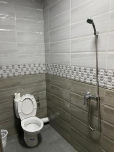 La salle de bains est pourvue d'une douche et de toilettes. dans l'établissement Imsouanegreenwave, à Imsouane