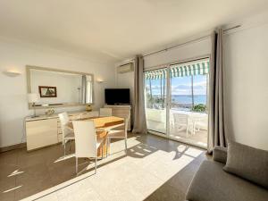 uma sala de jantar com uma mesa e vista para o oceano em Appartement Cannes, 2 pièces, 4 personnes - FR-1-470-11 em Cannes