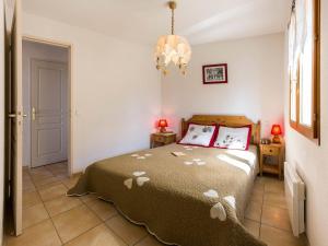 เตียงในห้องที่ Appartement Saint-Michel-de-Chaillol, 3 pièces, 8 personnes - FR-1-393-63