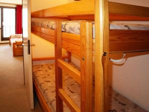 - deux lits superposés dans une chambre dans l'établissement Appartement Les Orres, 2 pièces, 6 personnes - FR-1-322-305, aux Orres