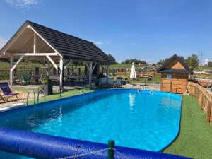 Bazén v ubytovaní Apartament Czarna Owca - Grapa SUN & SNOW 667-494-631 alebo v jeho blízkosti