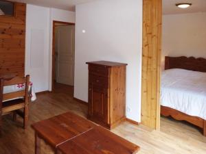 Appartement Les Orres, 2 pièces, 6 personnes - FR-1-322-300にあるベッド