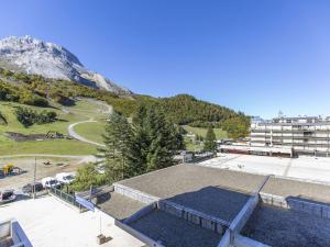 a roof of a building with a mountain in the background at Studio cabine 6 pers au pied des pistes à Gourette - FR-1-400-26 in Gourette