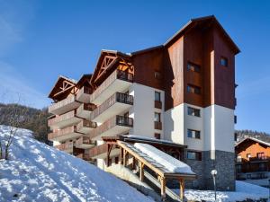 ピュイ・サン・ヴァンサンにあるAppartement Puy-Saint-Vincent, 2 pièces, 6 personnes - FR-1-330G-95の雪面の上の建物