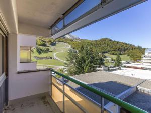 a balcony with a view of a mountain at Studio cabine 6 pers au pied des pistes à Gourette - FR-1-400-26 in Gourette