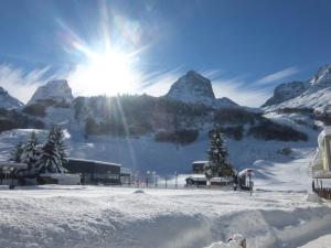 una montaña cubierta de nieve con el sol en el cielo en Studio Gourette, 1 pièce, 6 personnes - FR-1-400-28, en Gourette